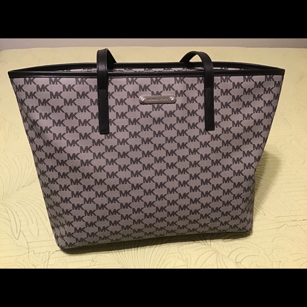 Michael Kors Bucket Bag Zippered Top Authentic - Picture 1 of 7